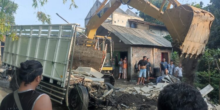 Kecelakaan Tunggal di Piyungan, Sopir Truk Tewas Setelah Truk Masuk Pekarangan Warga