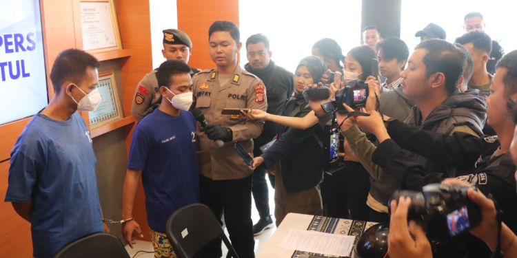 Dua tersangka kasus pencurian dengan pemberatan dihadirkan dalam konferensi pers di Polres Bantul