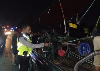 Evakuasi Andong yang terlibat kecelakaan dengan Sepeda Motor