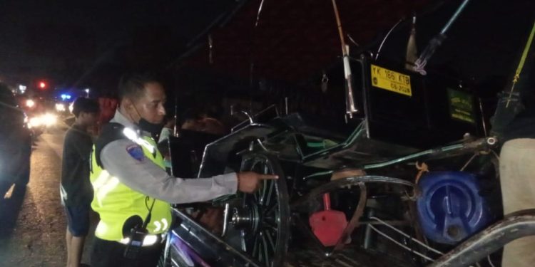 Evakuasi Andong yang terlibat kecelakaan dengan Sepeda Motor