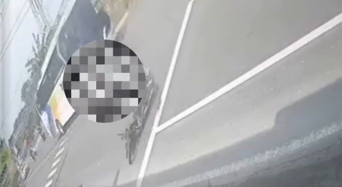 Kecelakaan lalu lintas yang melibatkan dua sepeda motor dan satu unit bus terjadi di simpang tiga KSM Pasekan Gamping