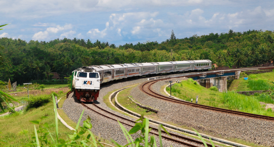 Kereta Api Melintas di Kulon Progo
