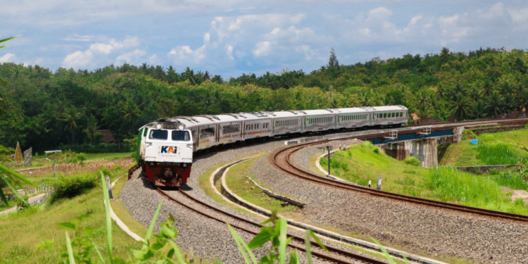 Kereta Api Melintas di Kulon Progo