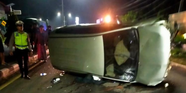 Minibus Terguling di Jalan Jogja-Wates, Pengemudi Tewas di Tempat