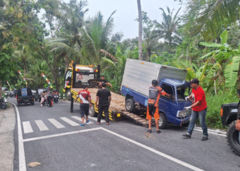 Mobil Box Tergelincir di Tikungan Pengasih, Kerugian Capai Rp15 Juta
