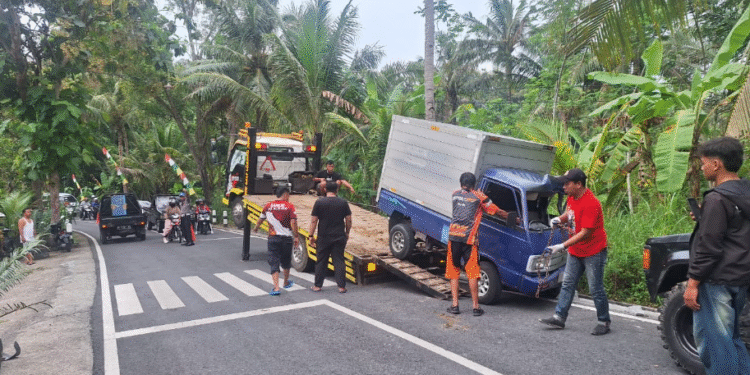 Mobil Box Tergelincir di Tikungan Pengasih, Kerugian Capai Rp15 Juta