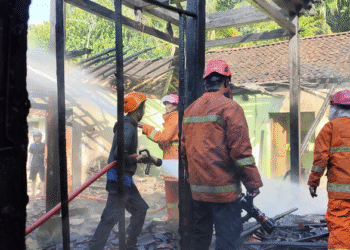 Petugas Damkar Kulon Progo tengah berupaya melakukan pemadaman