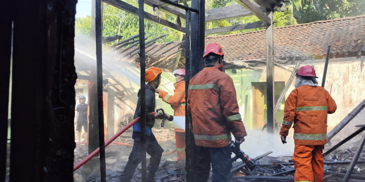 Petugas Damkar Kulon Progo tengah berupaya melakukan pemadaman