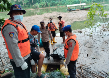 Petugas Gabungan Melakukan Evakuasi Mayat Perempuan di Waduk Sermo Kulon Progo
