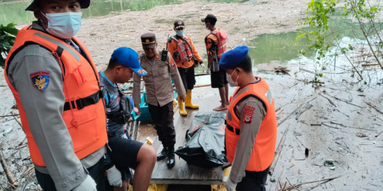 Petugas Gabungan Melakukan Evakuasi Mayat Perempuan di Waduk Sermo Kulon Progo
