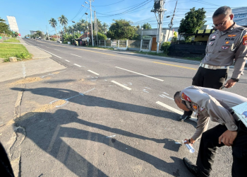Petugas Unit Gakkum Satlantas Polres Kulon Progo melakukan olah tempat kejadian perkara (TKP) di lokasi kecelakaan yang terjadi di Jalan Purworejo–Yogyakarta, tepatnya di timur Hotel Ibis Temon, Sabtu (31/5/2025) pagi. Kecelakaan tersebut mengakibatkan satu korban meninggal dunia dan satu korban luka serius.