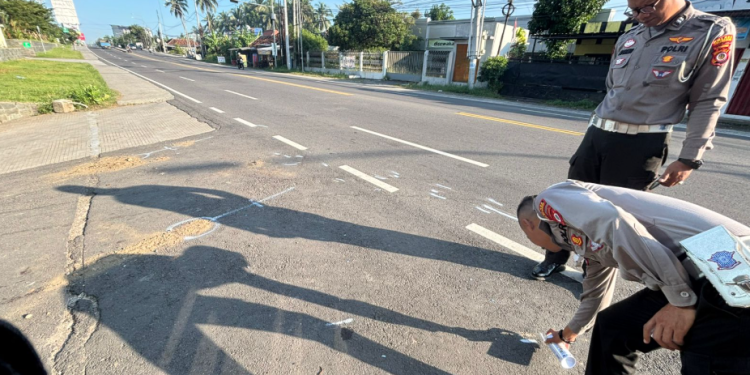 Petugas Unit Gakkum Satlantas Polres Kulon Progo melakukan olah tempat kejadian perkara (TKP) di lokasi kecelakaan yang terjadi di Jalan Purworejo–Yogyakarta, tepatnya di timur Hotel Ibis Temon, Sabtu (31/5/2025) pagi. Kecelakaan tersebut mengakibatkan satu korban meninggal dunia dan satu korban luka serius.