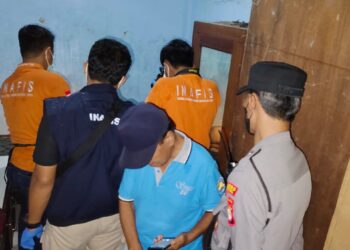 Petugas dari Inafis Polres Bantul bersama warga dan kepolisian melakukan olah TKP penemuan jenazah seorang lansia di dalam kamar rumahnya, di wilayah Tamantirto, Kecamatan Kasihan, Bantul