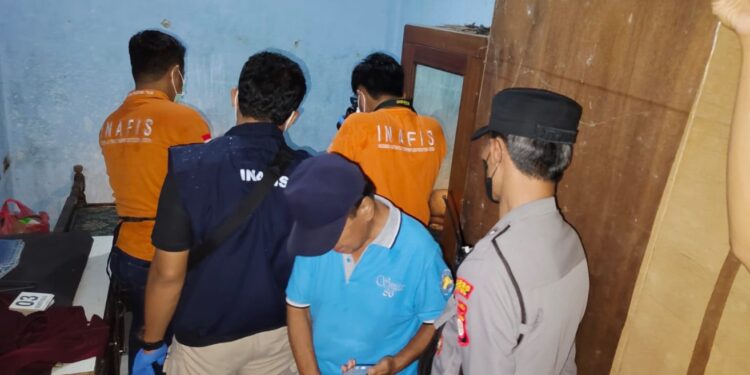 Petugas dari Inafis Polres Bantul bersama warga dan kepolisian melakukan olah TKP penemuan jenazah seorang lansia di dalam kamar rumahnya, di wilayah Tamantirto, Kecamatan Kasihan, Bantul