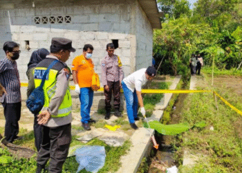 Petugas kepolisian bersama tim Inafis dan warga melakukan olah tempat kejadian perkara (TKP) di lokasi penemuan jasad bayi perempuan di parit pinggir sawah