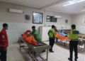 Petugas kepolisian bersama tim medis dan relawan PMI tengah mengevakuasi jenazah korban kecelakaan lalu lintas di RSUP Dr. Sardjito, Yogyakarta