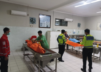 Petugas kepolisian bersama tim medis dan relawan PMI tengah mengevakuasi jenazah korban kecelakaan lalu lintas di RSUP Dr. Sardjito, Yogyakarta