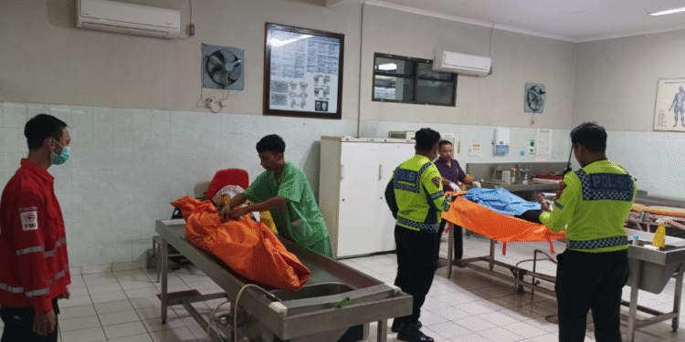 Petugas kepolisian bersama tim medis dan relawan PMI tengah mengevakuasi jenazah korban kecelakaan lalu lintas di RSUP Dr. Sardjito, Yogyakarta