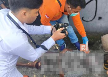 Petugas kepolisian dan tim medis melakukan identifikasi terhadap jasad pria lansia yang ditemukan meninggal mendadak di area persawahan Srayu, Canden, Jetis, Bantul