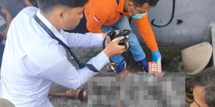 Petugas kepolisian dan tim medis melakukan identifikasi terhadap jasad pria lansia yang ditemukan meninggal mendadak di area persawahan Srayu, Canden, Jetis, Bantul