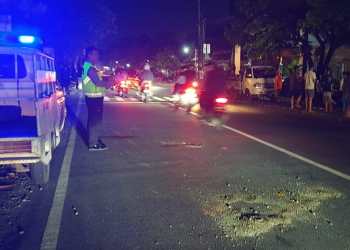 Petugas kepolisian melakukan olah TKP di lokasi kecelakaan beruntun yang terjadi di Jalan Samas, Kapanewon Kretek, Bantul