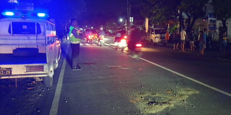 Petugas kepolisian melakukan olah TKP di lokasi kecelakaan beruntun yang terjadi di Jalan Samas, Kapanewon Kretek, Bantul