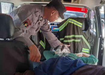 Petugas kepolisian memeriksa kondisi korban perempuan yang ditemukan tak bernyawa di dalam kamar tempat refleksi di Kota Yogyakarta