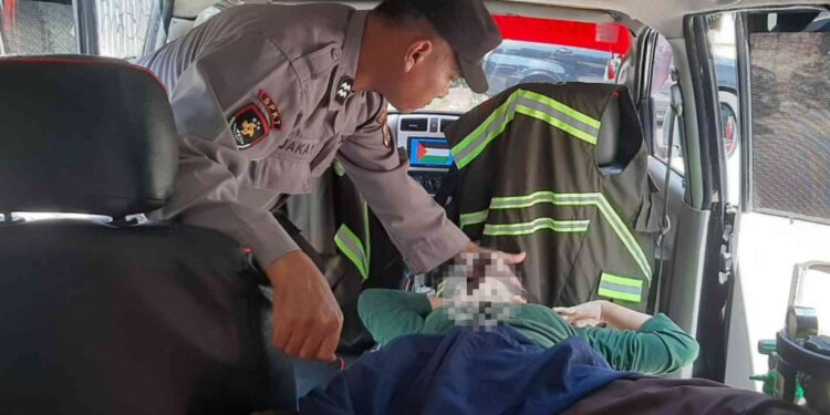 Petugas kepolisian memeriksa kondisi korban perempuan yang ditemukan tak bernyawa di dalam kamar tempat refleksi di Kota Yogyakarta