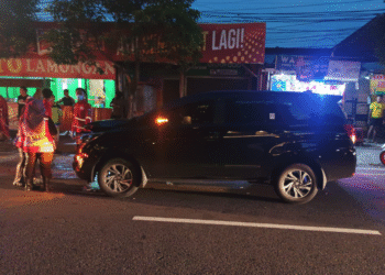 Petugas melakukan olah TKP di lokasi kecelakaan maut di simpang Gotongroyong I, Jl. A. M. Sangaji, Yogyakarta