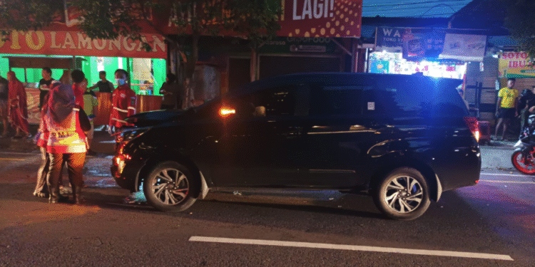 Petugas melakukan olah TKP di lokasi kecelakaan maut di simpang Gotongroyong I, Jl. A. M. Sangaji, Yogyakarta