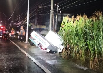 Petugas terkait melakukan Evakuasi kecelakaan di wates Kulon Progo