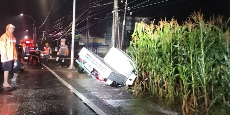 Petugas terkait melakukan Evakuasi kecelakaan di wates Kulon Progo