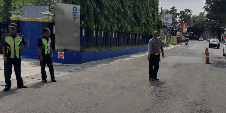 Polisi berada di Lokasi Kecelakaan perempuan tertabrak mobil di depan Kampus Respati