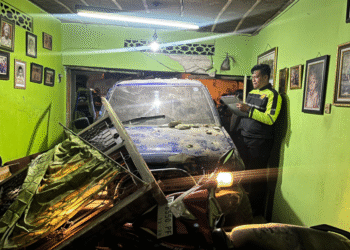 Polisi sedang berada di TKP kecelakaan Mobil Tabrak Rumah Warga di Jokteng Kulon Jogja