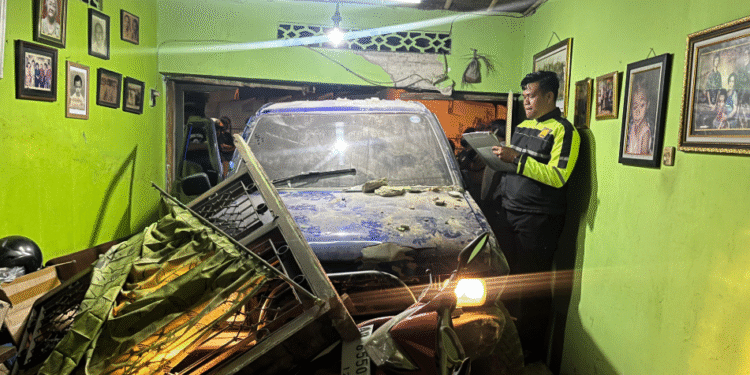 Polisi sedang berada di TKP kecelakaan Mobil Tabrak Rumah Warga di Jokteng Kulon Jogja