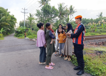 Polsuska sedang melakukan edukasi terkait bahaya beraktivitas di rel kereta