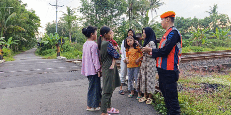 Polsuska sedang melakukan edukasi terkait bahaya beraktivitas di rel kereta