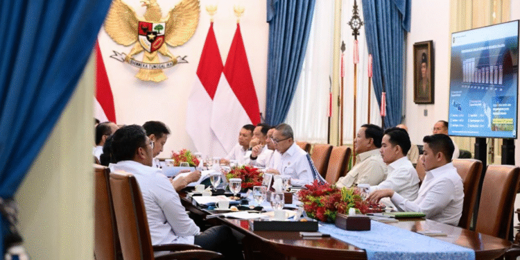 Presiden Prabowo Subianto memimpin rapat terbatas bersama sejumlah jajaran Menteri Kabinet Merah Putih di Istana Merdeka