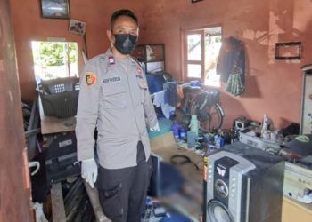 Seorang petugas kepolisian dari Polresta Yogyakarta melakukan olah TKP di dalam Posko Code X, Prawirodirjan, Gondomanan, tempat ditemukannya seorang pria meninggal dunia