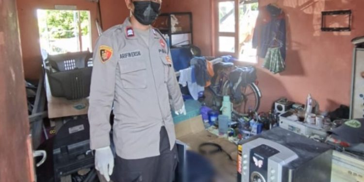 Seorang petugas kepolisian dari Polresta Yogyakarta melakukan olah TKP di dalam Posko Code X, Prawirodirjan, Gondomanan, tempat ditemukannya seorang pria meninggal dunia