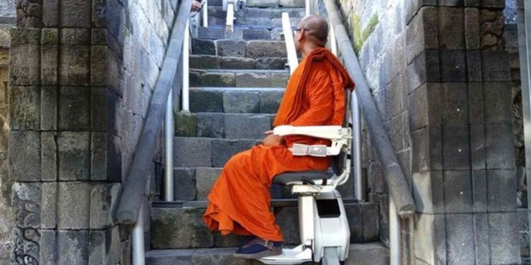 Stairlift yang dipasang di Candi Borobudur saat kunjungan Presiden Prancis Emmanuel Macron dan Presiden Prabowo Subianto