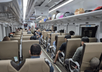 Suasana nyaman dan tertib di dalam gerbong kelas ekonomi Kereta Api, menjadi bukti meningkatnya kepercayaan masyarakat terhadap layanan transportasi publik yang terjangkau dan berkualitas dari KAI