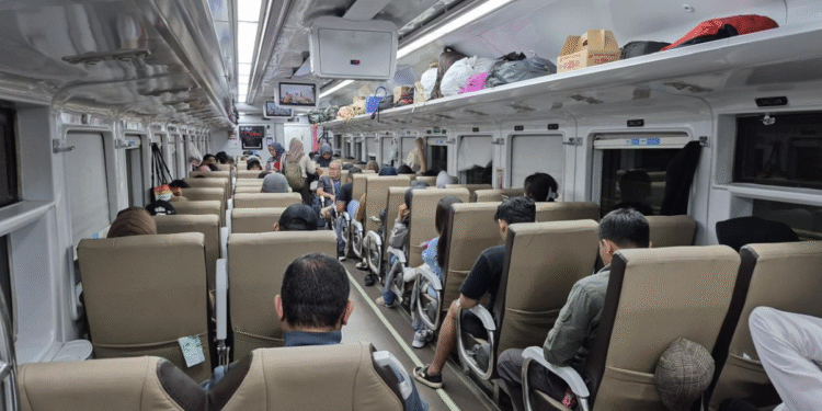 Suasana nyaman dan tertib di dalam gerbong kelas ekonomi Kereta Api, menjadi bukti meningkatnya kepercayaan masyarakat terhadap layanan transportasi publik yang terjangkau dan berkualitas dari KAI