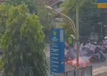 Tangkapan Layar Video Viral Perselisihan antar Pelajar yang terjadi di Depan SMK Muhammadiyah 3 Yogyakarta