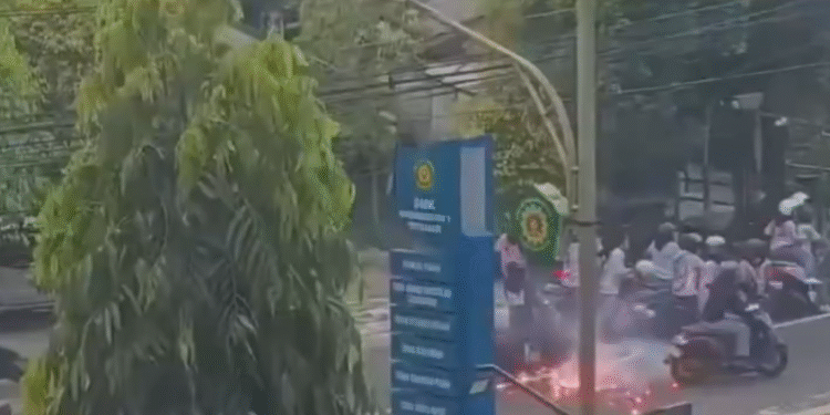 Tangkapan Layar Video Viral Perselisihan antar Pelajar yang terjadi di Depan SMK Muhammadiyah 3 Yogyakarta