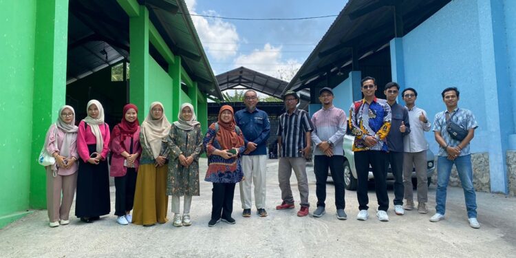 Tim PKM Universitas Alma Ata bersama reviewer eksternal, Prof. Dr. Kusrini, M.Kom. dan Dr. drh. Irkham Widiyono, M.P., serta mitra masyarakat Desa Guwosari saat kegiatan monitoring dan evaluasi program “Digital Trash Management” di TPS Gosari, Bantul.