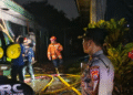 Tim Pemadam Kebakaran sedang memadamkan Api i Dusun Klangon Sedayu Bantul