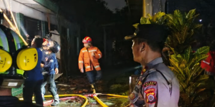 Tim Pemadam Kebakaran sedang memadamkan Api i Dusun Klangon Sedayu Bantul