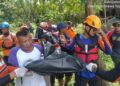 Tim SAR Gabungan mengevakuasi jenazah Atharva Dimar Sena, bocah yang hanyut terseret arus selokan di Singosaren, Banguntapan, Bantul