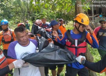 Tim SAR Gabungan mengevakuasi jenazah Atharva Dimar Sena, bocah yang hanyut terseret arus selokan di Singosaren, Banguntapan, Bantul